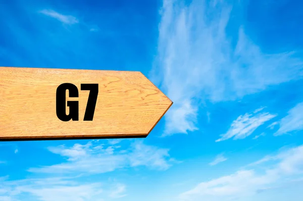 Wooden arrow sign pointing destination G7 SUMMIT — Stock Photo, Image