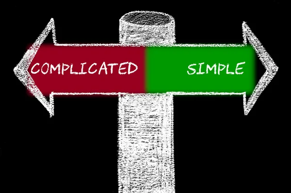 Tegenover pijlen met Complicated versus Simple — Stockfoto