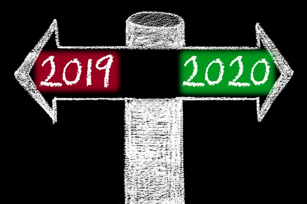 Flèches opposées avec Année 2019 par rapport à Année 2020 — Photo