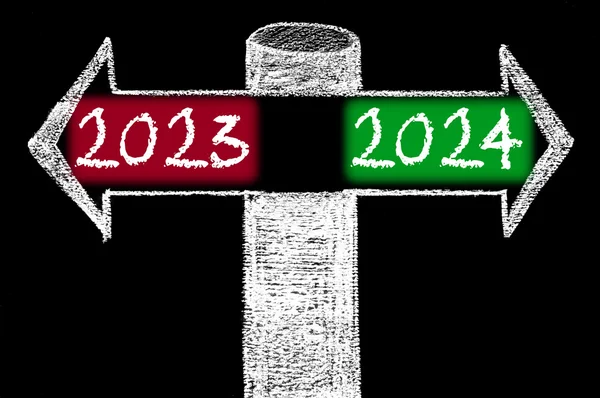Setas opostas com o ano 2023 versus o ano 2024 — Fotografia de Stock