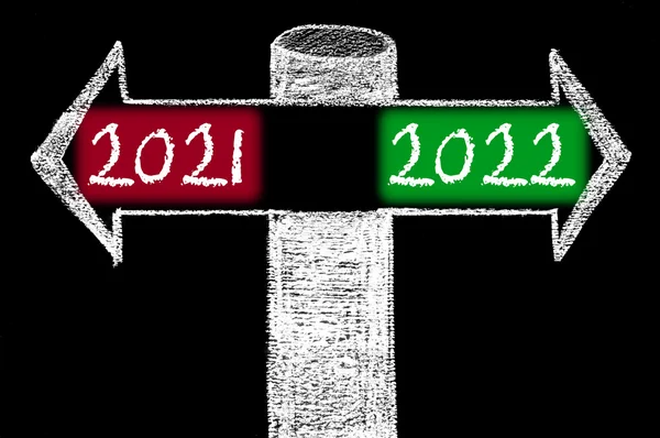 Opposite arrows with Year 2021 versus Year 2022 — Stock Photo, Image