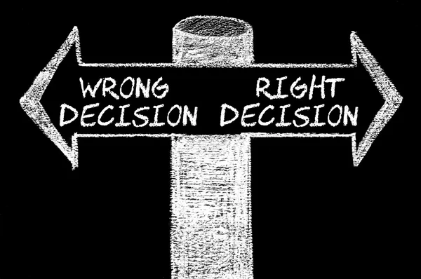正しい決定と間違った判断と矢印の反対側 — ストック写真