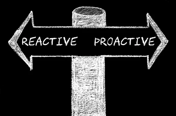 Opposite arrows with Reactive versus Proactive — Stock Photo, Image
