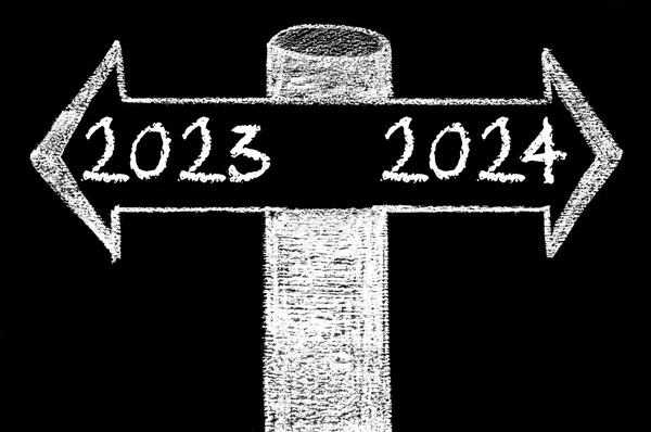 Szemben az év 2023 versus évente 2024 nyilak — Stock Fotó