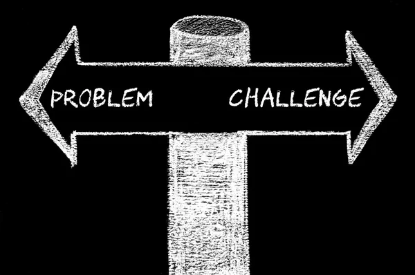Gegensätzliche Pfeile mit Problem versus Herausforderung — Stockfoto