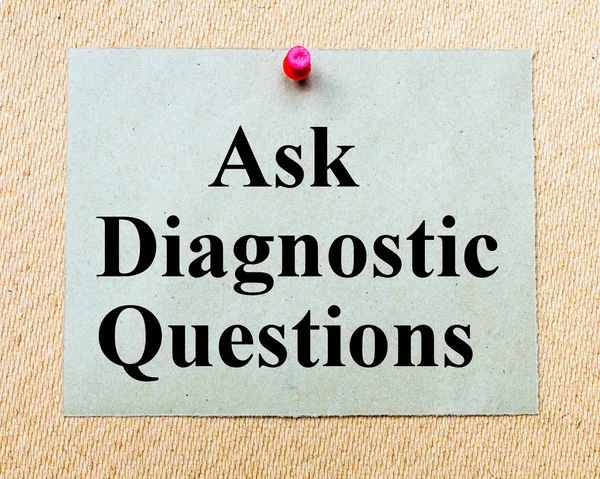 Diagnostische vragen geschreven op papier opmerking — Stockfoto