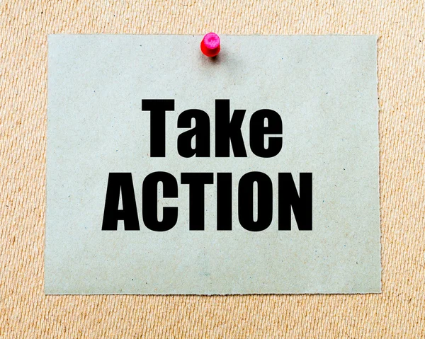 Take Action написано на бумаге — стоковое фото