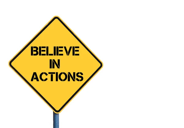 Gele bord met geloven In acties bericht — Stockfoto