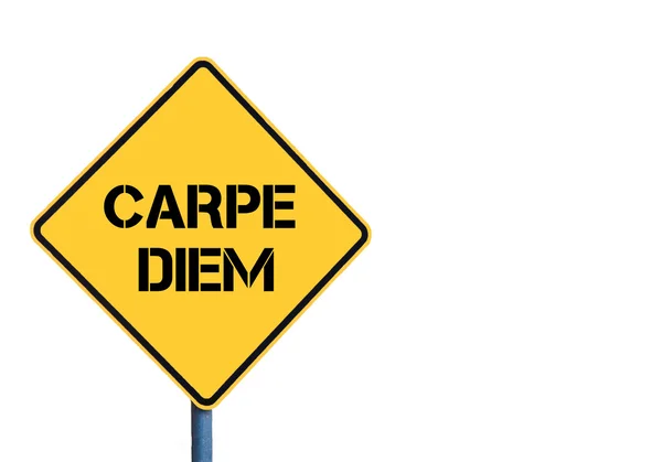 Жовтий roadsign повідомленням Carpe Diem (захоплення день на латині) — стокове фото