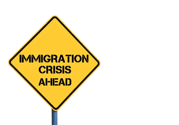 Желтый дорожный знак с сообщением об иммиграционном кризисе — стоковое фото