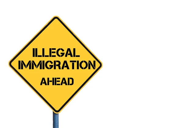 Gelbes Verkehrsschild mit illegaler Einwanderung vor Botschaft — Stockfoto