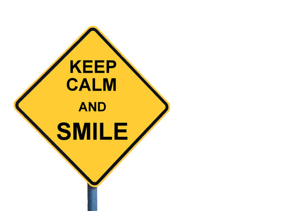 Желтый дорожный знак с надписью KEEP CALM AND SMILE
