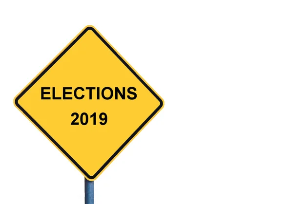 Желтый дорожный знак с сообщением "Выборы 2019" — стоковое фото