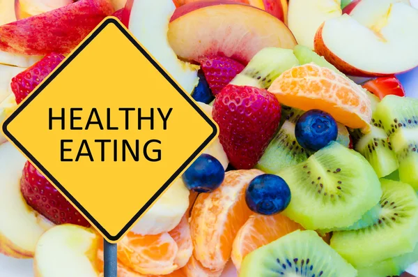 黄色道路标志牌上写与健康饮食的消息 — 图库照片
