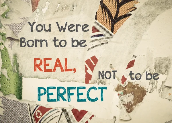 Вдохновляющее послание - Вы родились, чтобы быть реальными, а не перфектными — стоковое фото