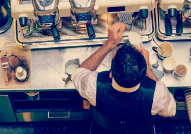 Bardaki, vintage filtre uygulanan barista ve kahve makineleri