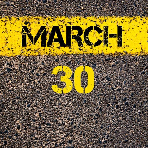 30 Mart takvim günü içinde yol sarı çizgi çizgi boyamak — Stok fotoğraf