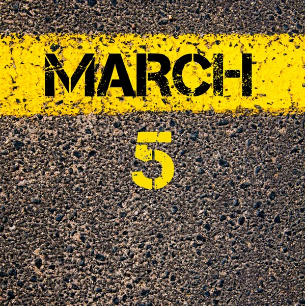 5 Mart takvim günü içinde yol sarı çizgi çizgi boyamak — Stok fotoğraf