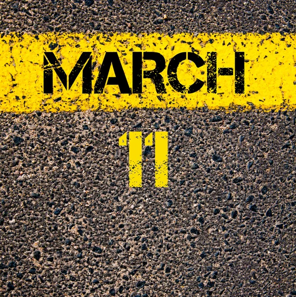 11 Mart takvim günü içinde yol sarı çizgi çizgi boyamak — Stok fotoğraf