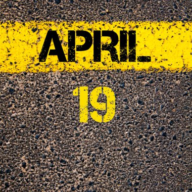 19 Nisan takvim günü içinde yol sarı çizgi çizgi boyamak