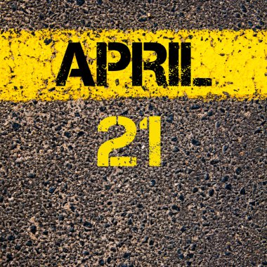 21 Nisan takvim günü içinde yol sarı çizgi çizgi boyamak