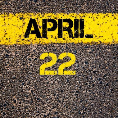 22 Nisan takvim günü içinde yol sarı çizgi çizgi boyamak