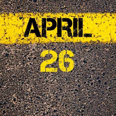 26 Nisan takvim günü içinde yol sarı çizgi çizgi boyamak