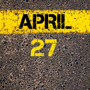 27 Nisan takvim günü içinde yol sarı çizgi çizgi boyamak