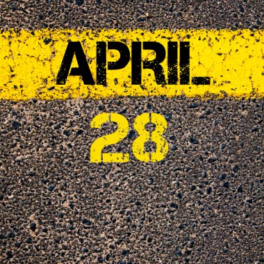 28 Nisan takvim günü içinde yol sarı çizgi çizgi boyamak