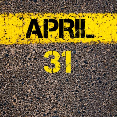 31 Nisan takvim günü içinde yol sarı çizgi çizgi boyamak