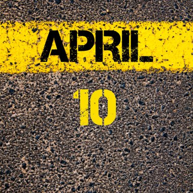 10 Nisan takvim günü içinde yol sarı çizgi çizgi boyamak