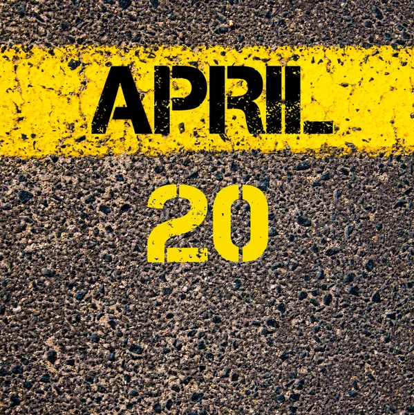 20 Nisan takvim günü içinde yol sarı çizgi çizgi boyamak — Stok fotoğraf