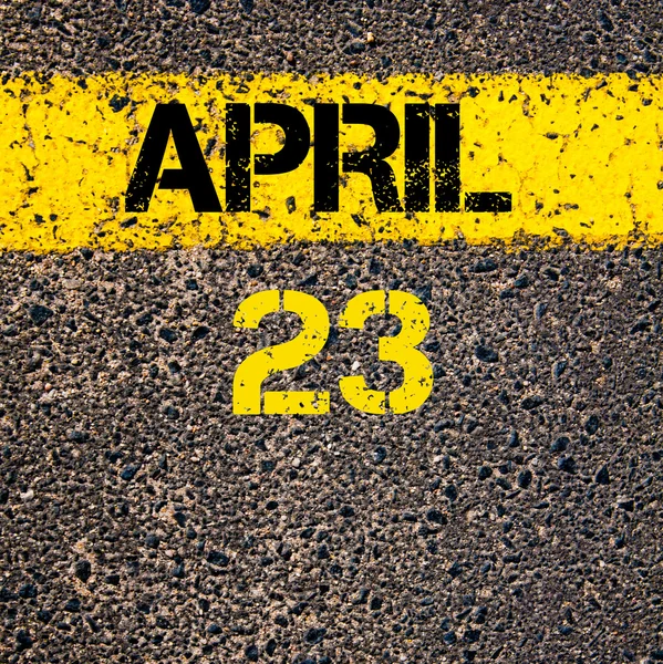 23 Nisan takvim günü içinde yol sarı çizgi çizgi boyamak — Stok fotoğraf