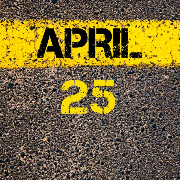 25 Nisan takvim günü içinde yol sarı çizgi çizgi boyamak — Stok fotoğraf