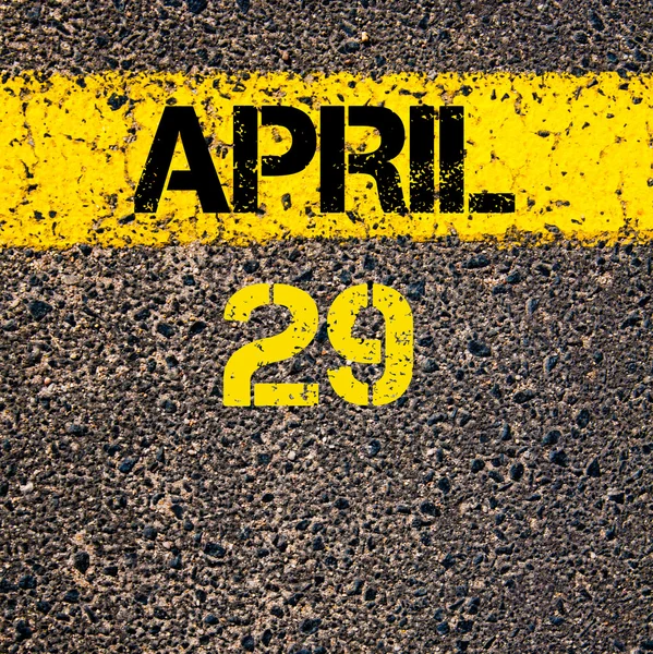 29 Nisan takvim günü içinde yol sarı çizgi çizgi boyamak — Stok fotoğraf