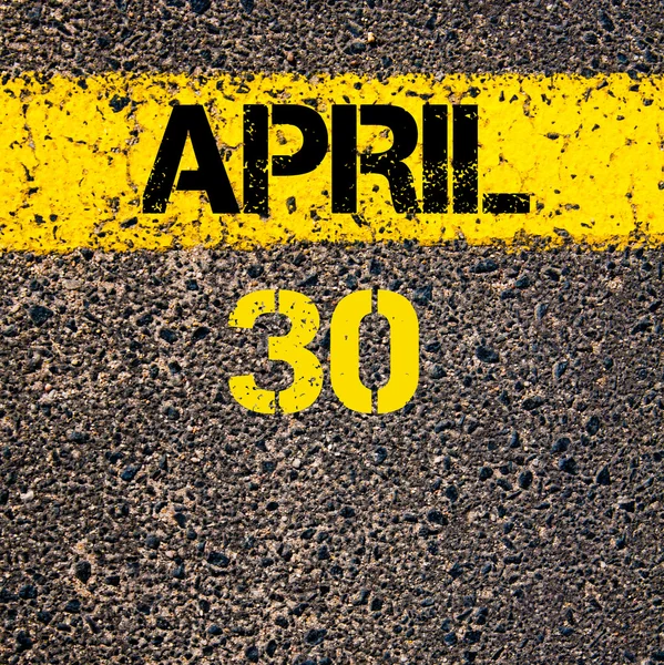 30 Abril día calendario sobre la carretera marcando línea de pintura amarilla —  Fotos de Stock