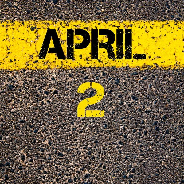 2 Nisan takvim günü içinde yol sarı çizgi çizgi boyamak — Stok fotoğraf