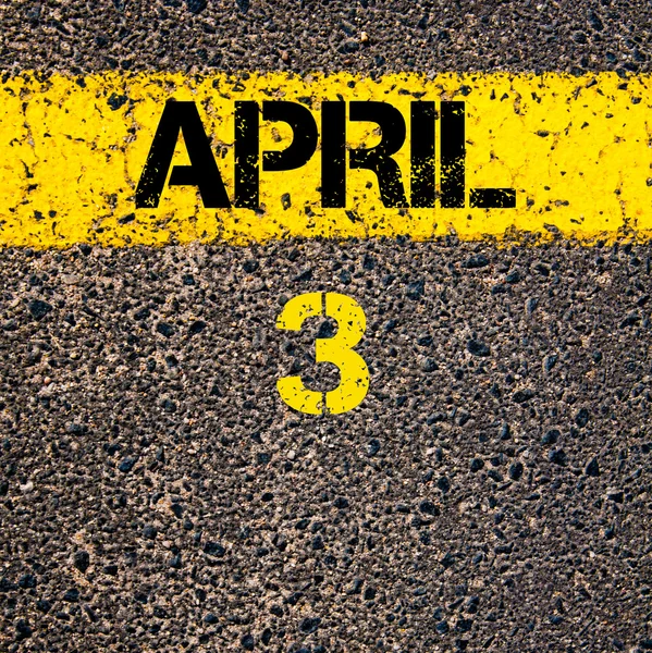 3 Nisan takvim günü içinde yol sarı çizgi çizgi boyamak — Stok fotoğraf