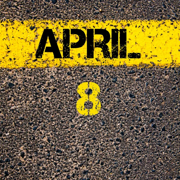 8 Nisan takvim günü içinde yol sarı çizgi çizgi boyamak — Stok fotoğraf