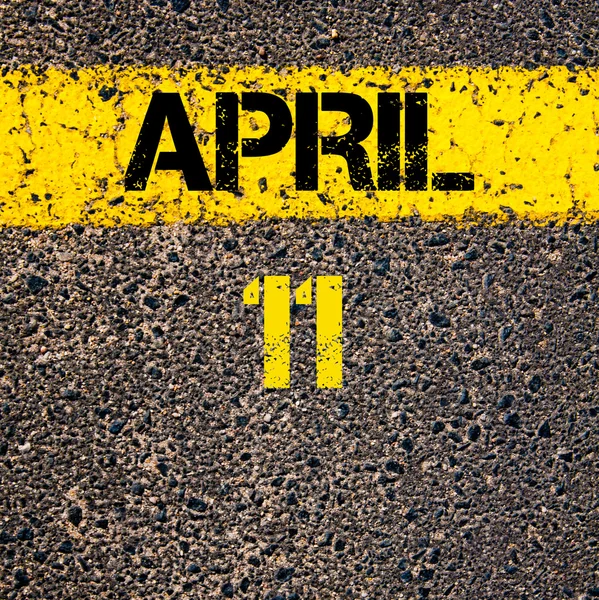 11 Nisan takvim günü içinde yol sarı çizgi çizgi boyamak — Stok fotoğraf