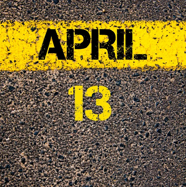 13 Nisan takvim günü içinde yol sarı çizgi çizgi boyamak — Stok fotoğraf