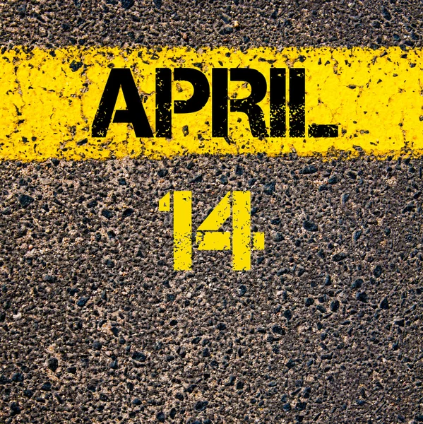 14 Nisan takvim günü içinde yol sarı çizgi çizgi boyamak — Stok fotoğraf