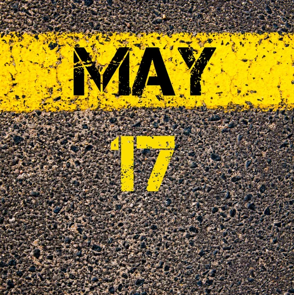 17 Mai jour calendrier sur marquage routier ligne de peinture jaune — Photo