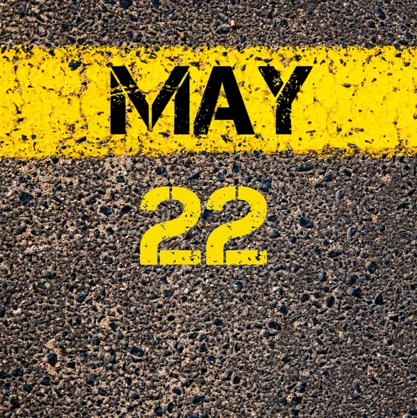 22 Mayıs günü yol üzerinde sarı boya çizgi çizgi takvimi — Stok fotoğraf