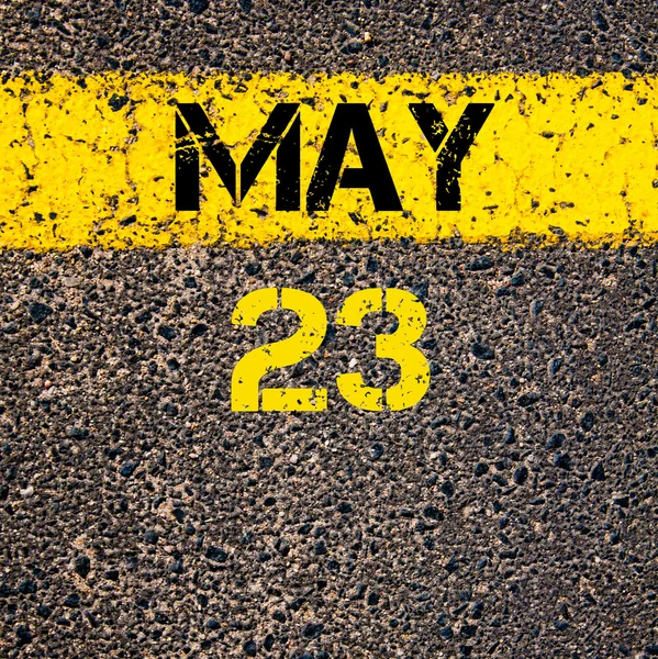 23 Mayo día calendario sobre la carretera marcando línea de pintura amarilla — Foto de Stock