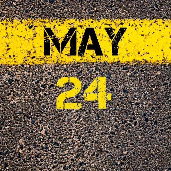 24 Mayo día calendario sobre la carretera marcando línea de pintura amarilla —  Fotos de Stock