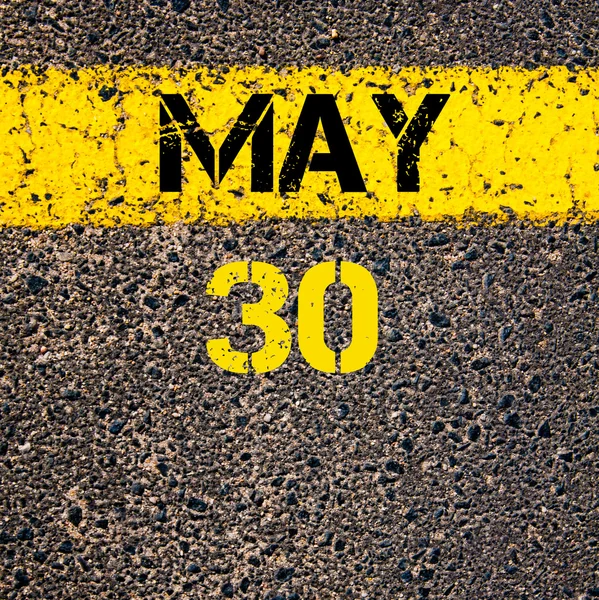 30 Mayıs günü yol üzerinde sarı boya çizgi çizgi takvimi — Stok fotoğraf