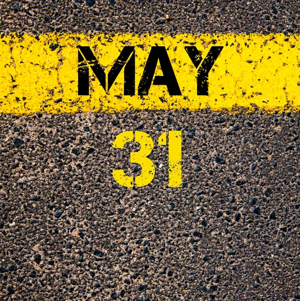 31 gün yol üzerinde sarı boya çizgi çizgi takvim Mayıs — Stok fotoğraf