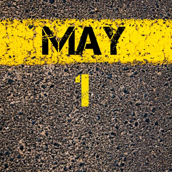 1 Mayo día calendario sobre la carretera marcando línea de pintura amarilla —  Fotos de Stock