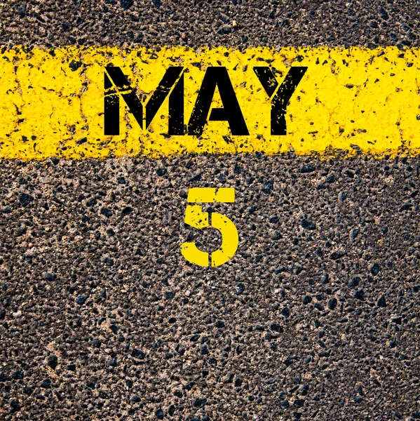 5 Mayıs günü yol üzerinde sarı boya çizgi çizgi takvimi — Stok fotoğraf
